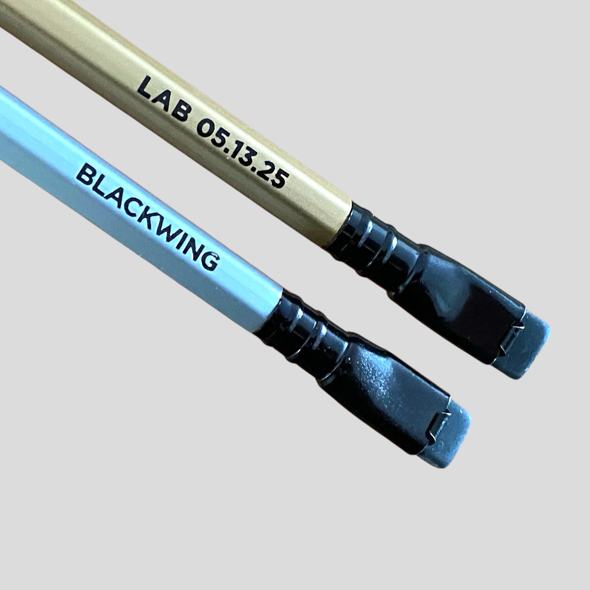 Lápices Blackwing Lab 05.13.25 (2 lápices). Edición especial. Palomino