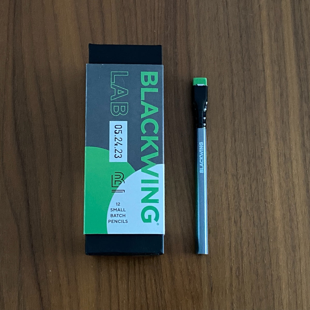 Lápiz Blackwing Lab.05.24.23 + caja original (1 lápiz)
