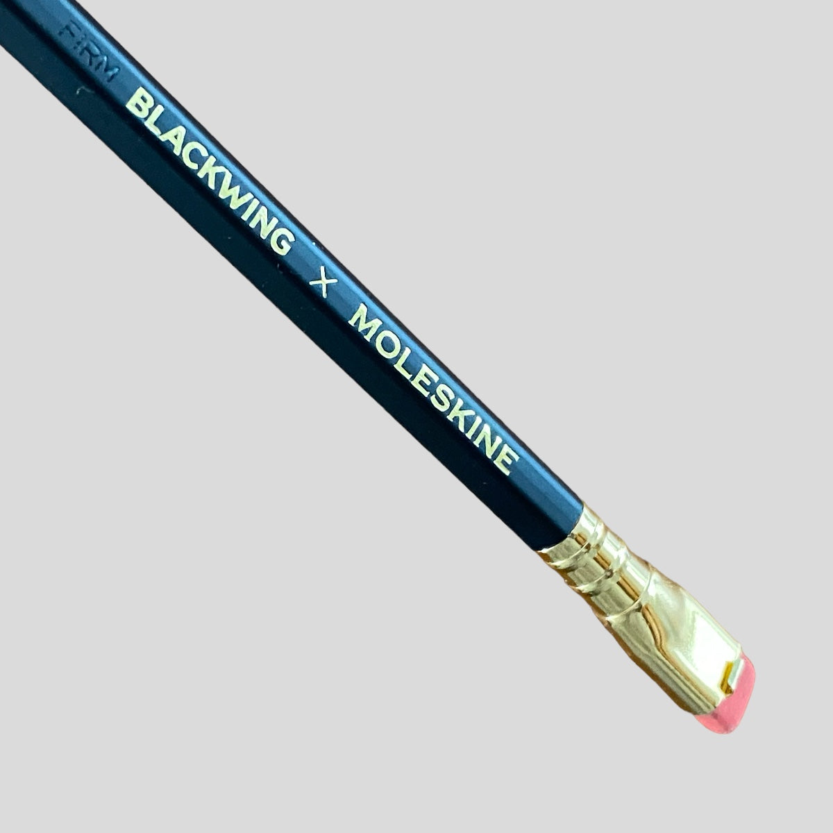 Lápiz Blackwing x Moleskine. Firm.