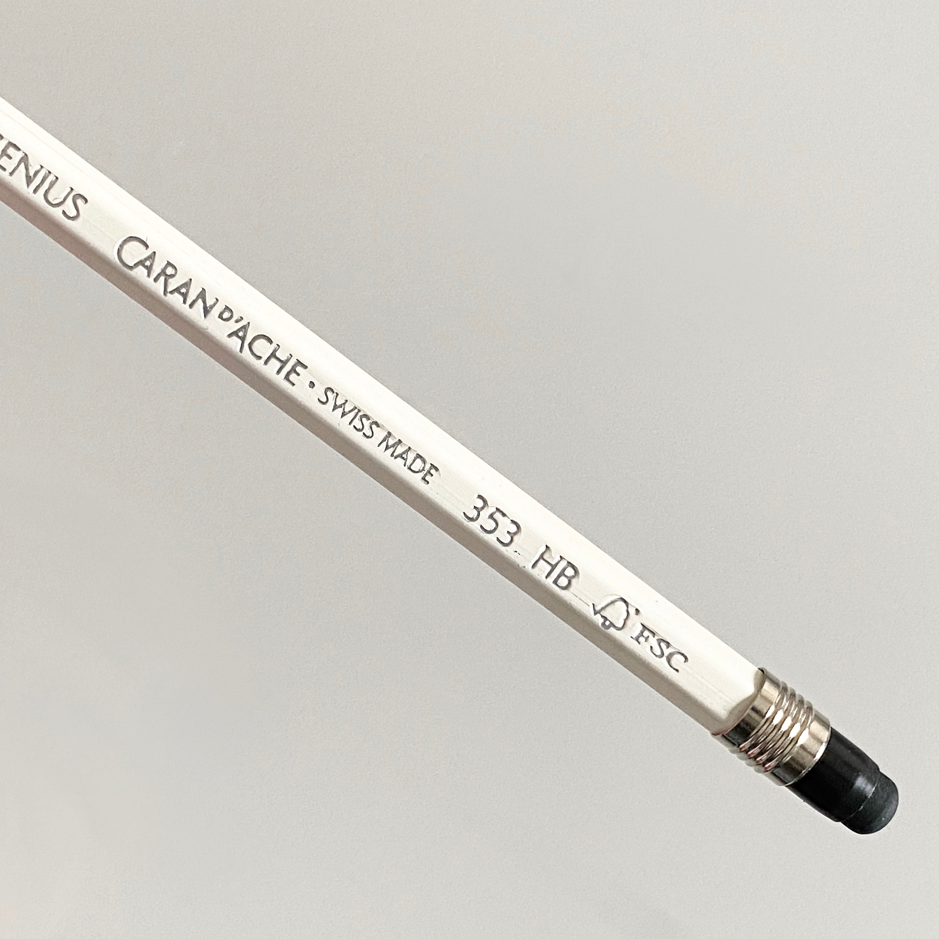 Lápiz Genius Blanco 353 HB con puntero de goma. Caran D´Ache