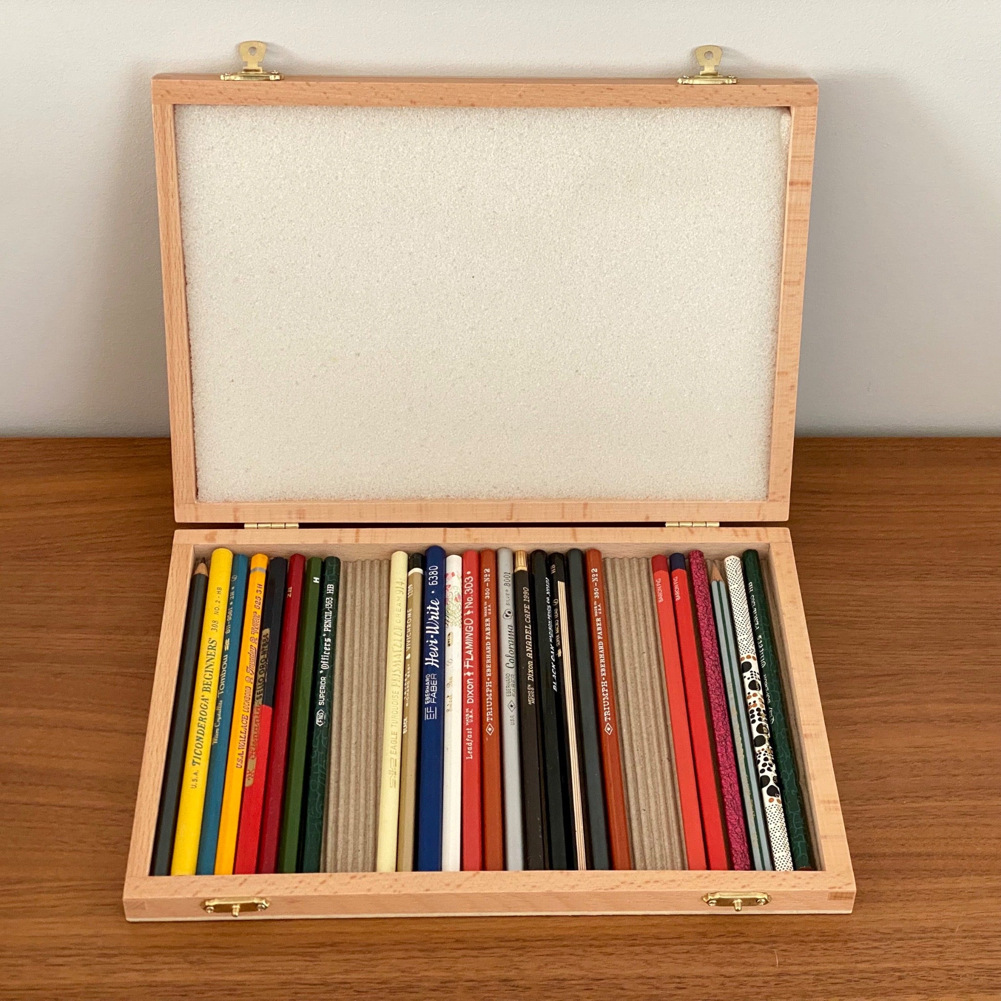 Caja de madera para lápices. Boesner