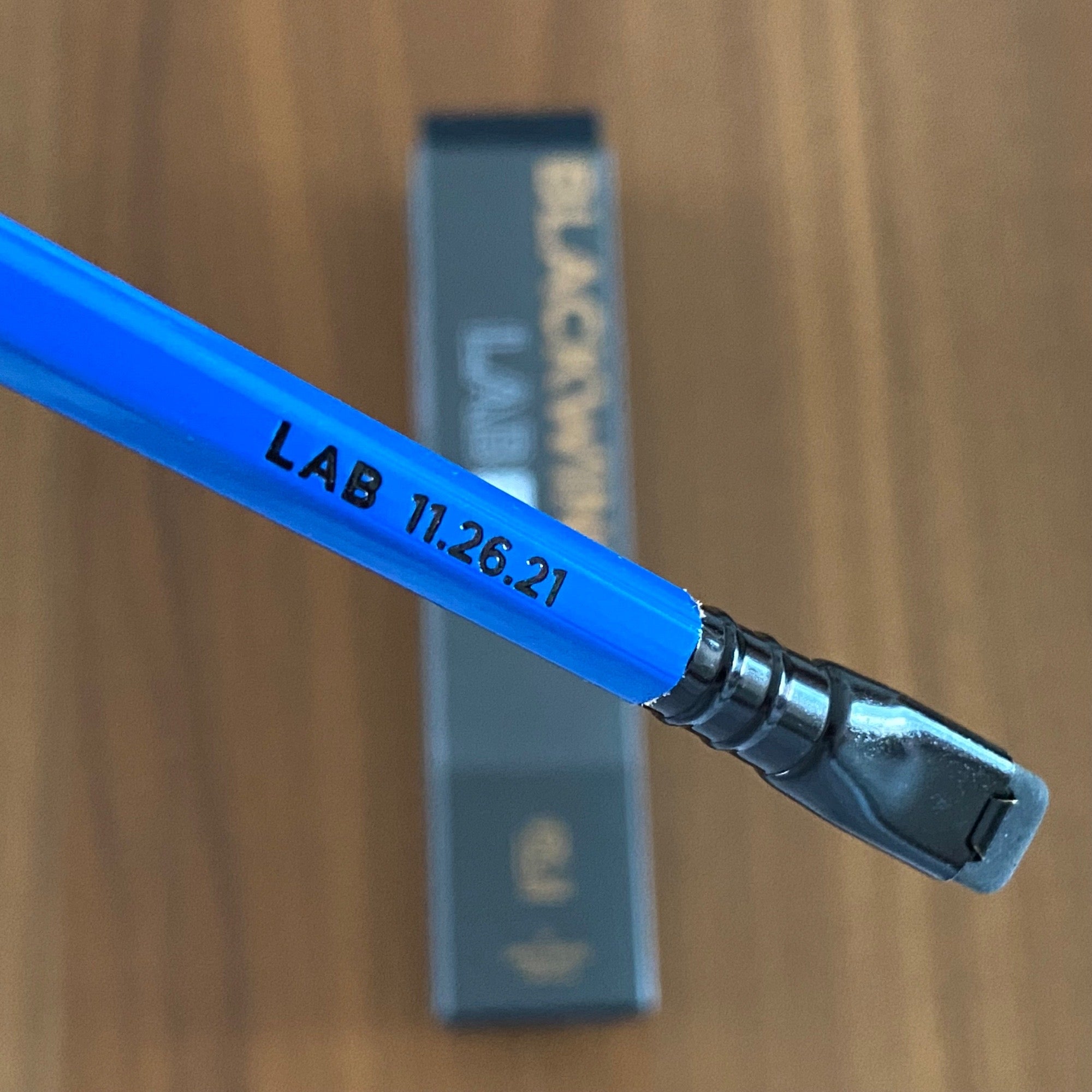 Lápiz Blackwing Lab.11.26.21 + caja original (1 lápiz)