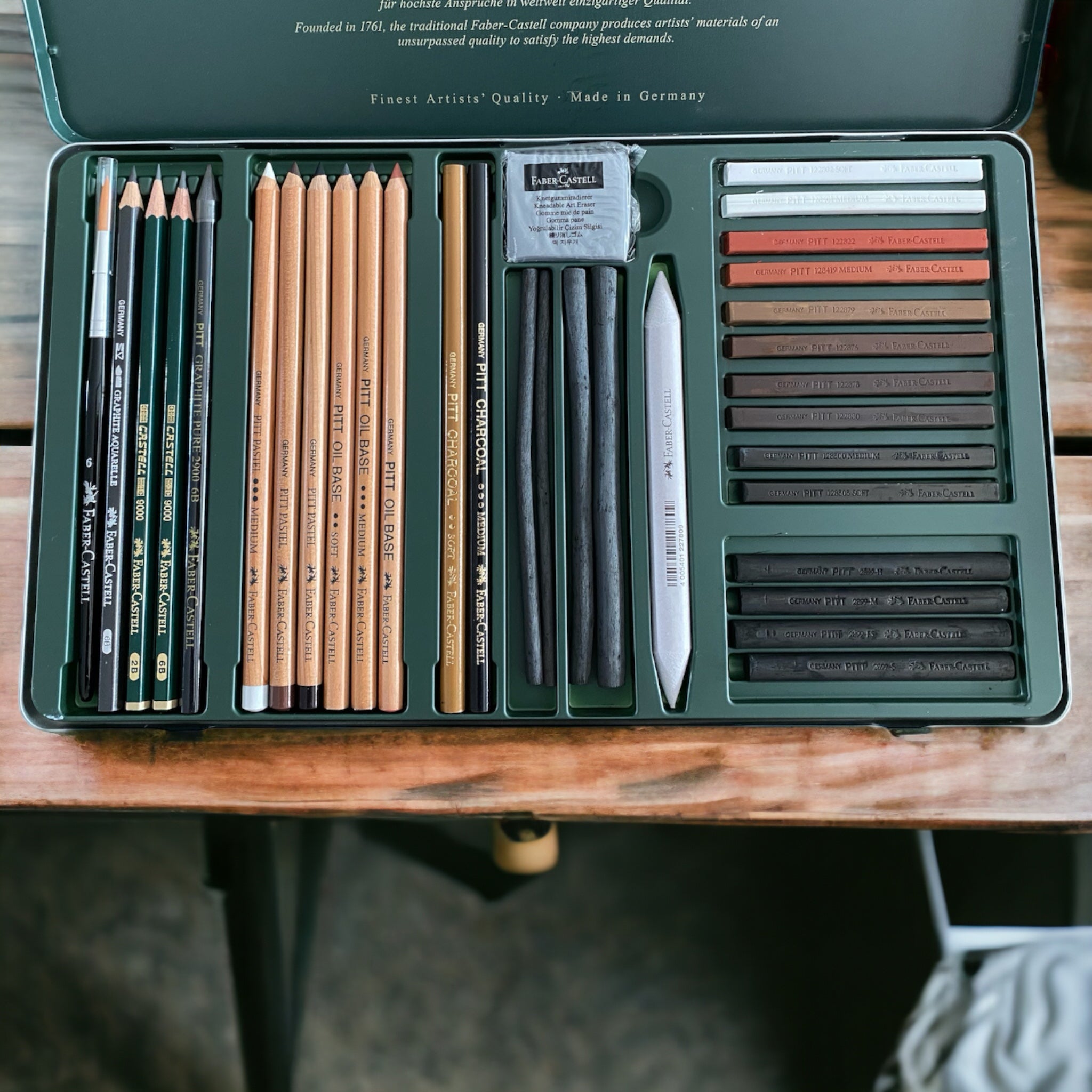 Estuche 33 piezas Pitt Monochrome. Faber-Castell