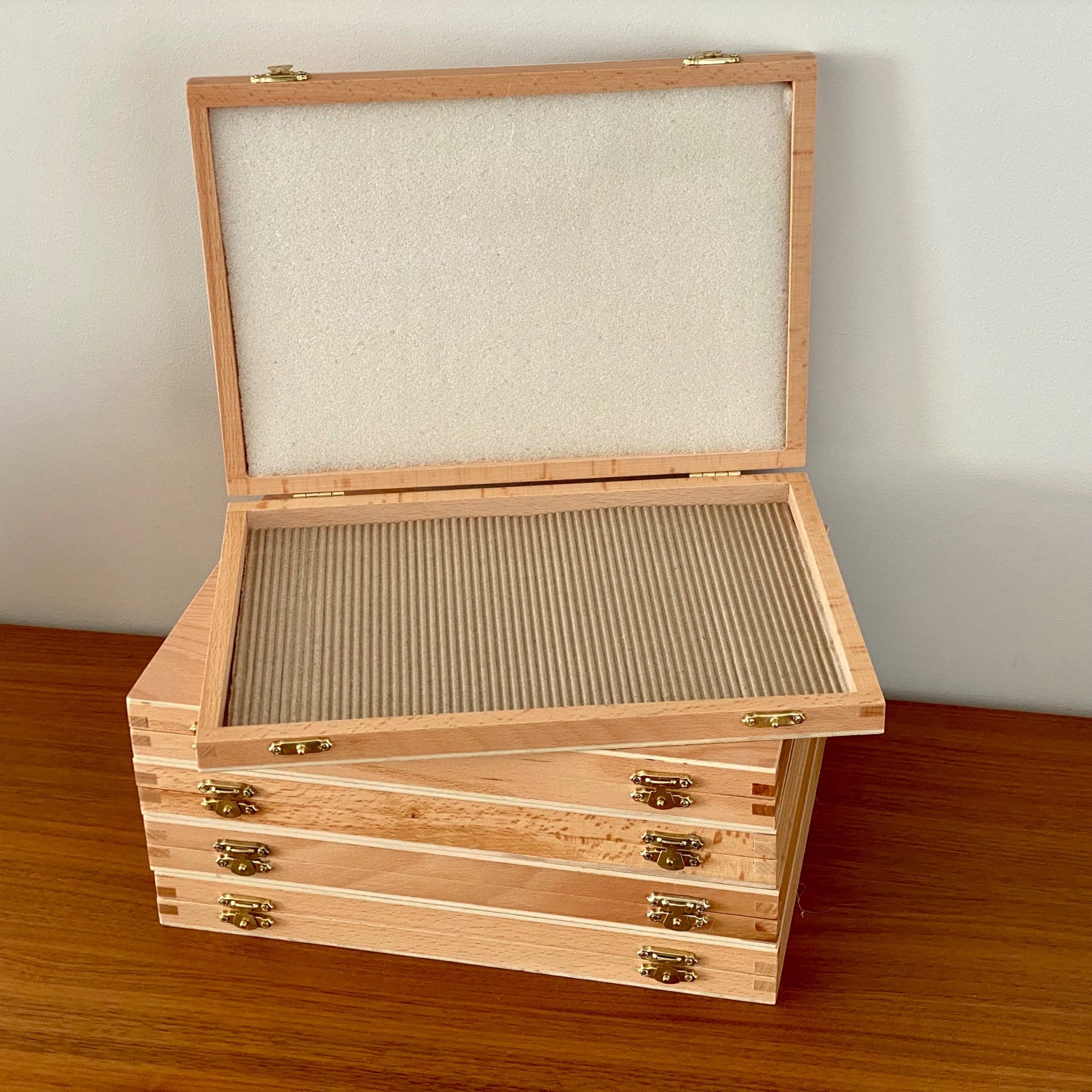 Caja de madera para lápices. Boesner